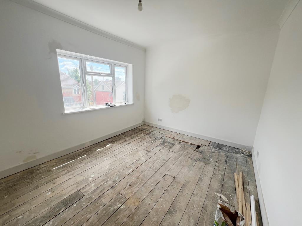 Lot: 44 - TERRACED HOUSE FOR IMPROVEMENT - front bedroom